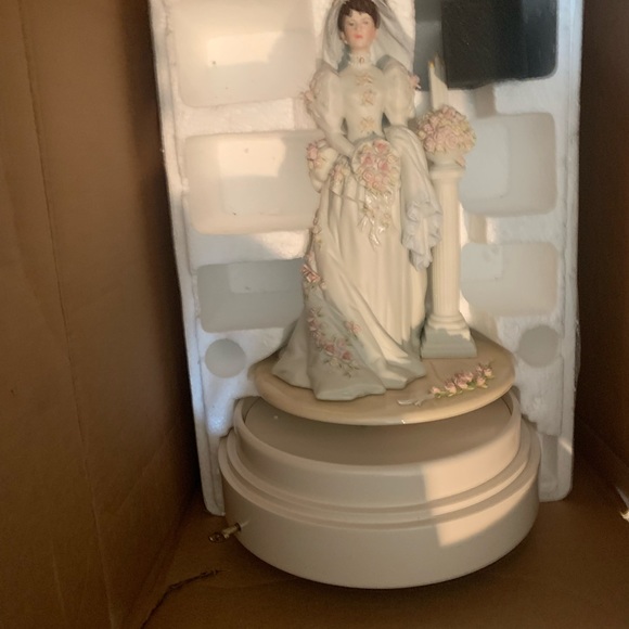 Beautiful Avon Musical Bride on pedestal - Picture 2 of 2